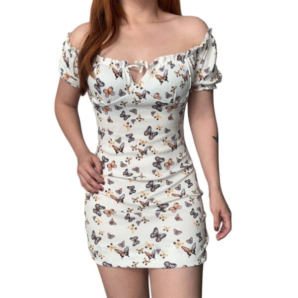 vestido de mujer blanco con mariposa