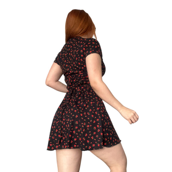 Vestido Negro Efecto Corset Flores Rojas coquette sexy mujer corto primavera verano moda tendencia instagram vestidos tiktok