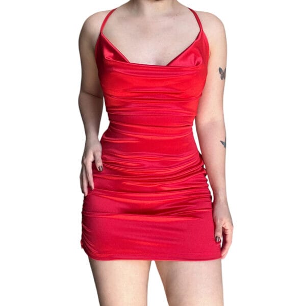 Vestido de satén color rojo. Espalda Tirascruzadas, con frunce lateral. Sexy de mujer