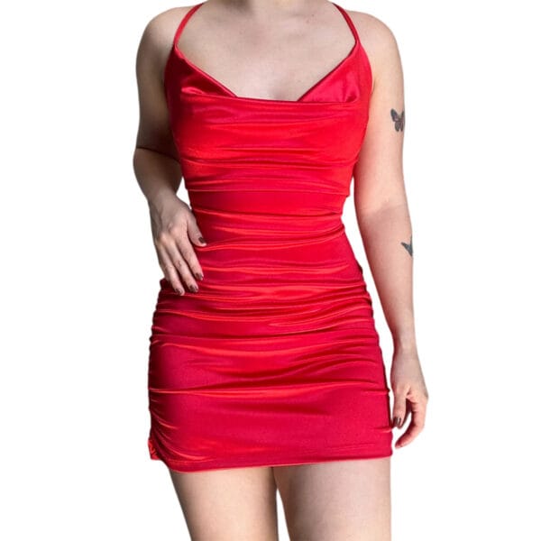 Vestido de satén color rojo. Espalda Tirascruzadas, con frunce lateral. Sexy de mujer
