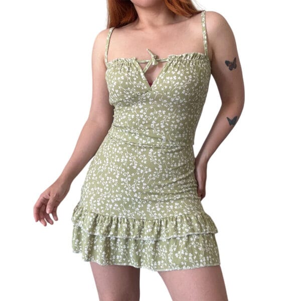 vestido corto verde con volado de mujer fiesta sexy