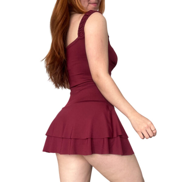 vestido bordó corto de mujer sexy con volado para fiesta moda argentina decote decotado coquette