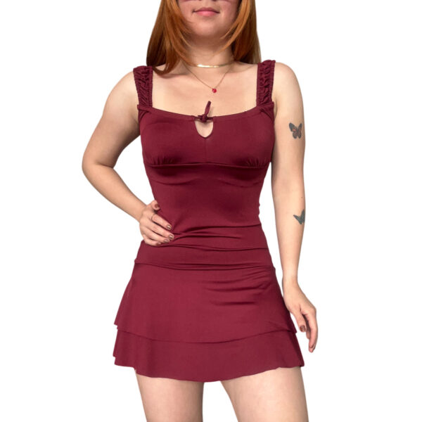 vestido bordó corto de mujer sexy con volado para fiesta moda argentina decote decotado coquette hermoso elegante tiktok instagram moda femenina