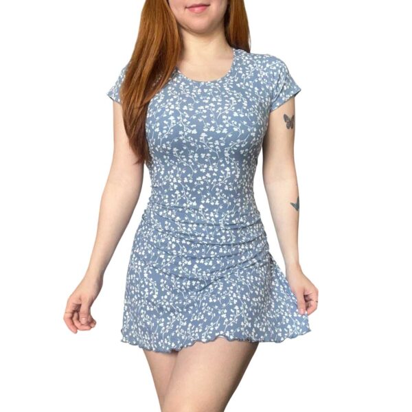 vestido azul de mujer, corto, para verano.