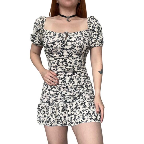 Vestido coquette beige con volado. Manga Corta. Tela morley elastizado. Hermoso calce, corte volado. Moda mujer, moda argentina, vestidos de fiestas, vestidos sexy