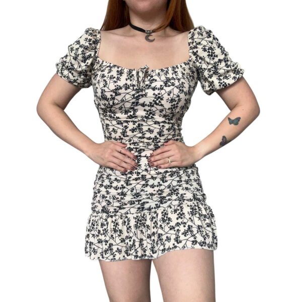 Vestido coquette beige con volado. Manga Corta. Tela morley elastizado. Hermoso calce, corte volado. Moda mujer, moda argentina, vestidos de fiestas, vestidos sexy