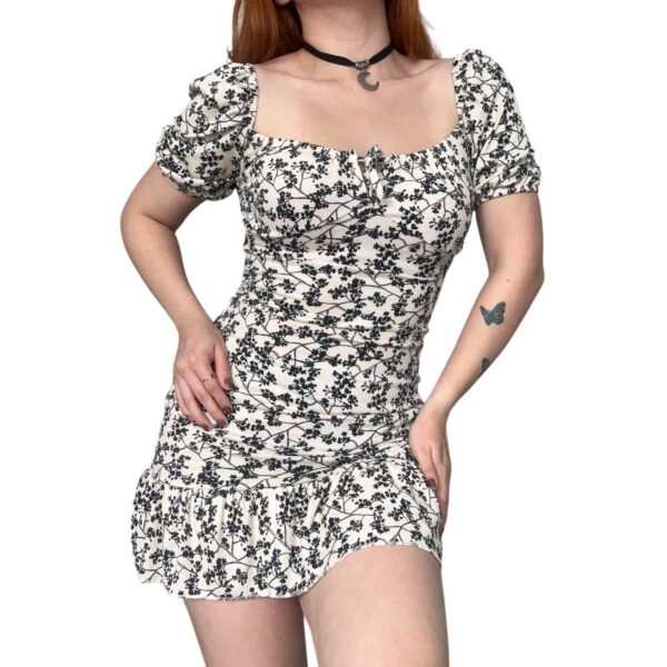 Vestido coquette beige con volado. Manga Corta. Tela morley elastizado. Hermoso calce, corte volado. Moda mujer, moda argentina, vestidos de fiestas, vestidos sexy