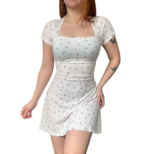 vestido blanco con flores corto, de mujer, corset, moda 2025, argentina mundial.