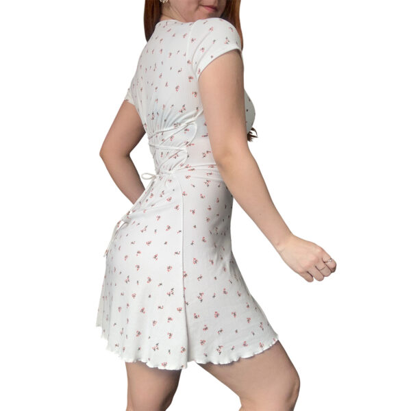 vestido blanco con flores corto, de mujer, corset, moda 2025, argentina mundial, regalos para la novia.